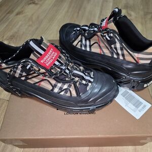 Burberry Men's Black and Beige Sneakers